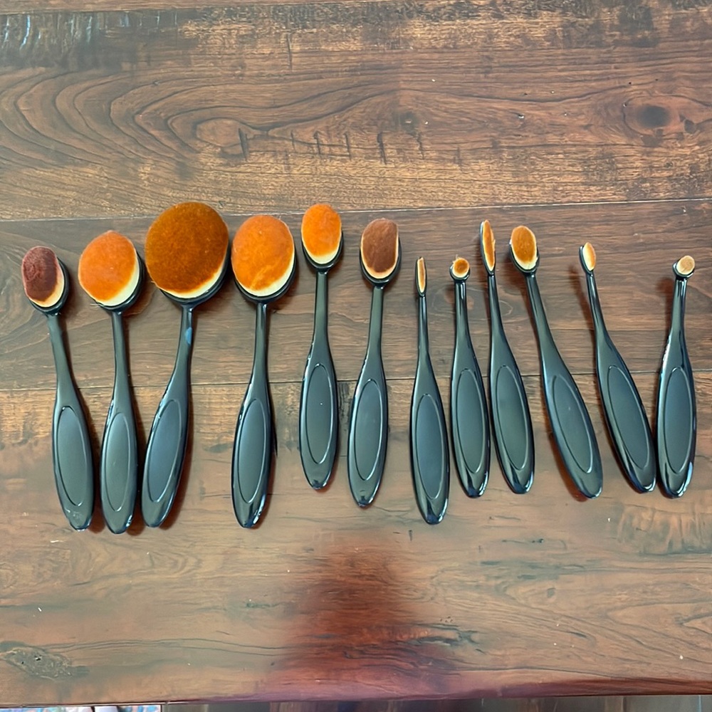 Set of 12 ink blending brushes.